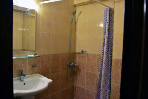 camera-dubla-baie-cabana-varful-ciucas-4