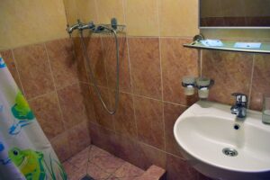 camera-tripla-baie-cabana-varful-ciucas-6